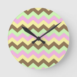 Zigzag patroon (groen, roze, geel en bruin) round clock