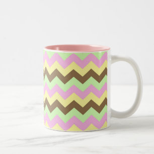 Zigzag patroon (groen, roze, geel en bruin) Two-Tone coffee mug